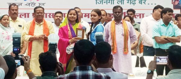 प्रवेश उत्सव में प्राचार्य, छात्रा का सम्मान