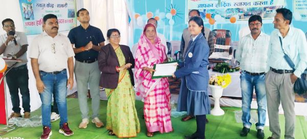 शाला प्रवेशोत्सव में नवप्रवेशी बच्चों का सम्मान