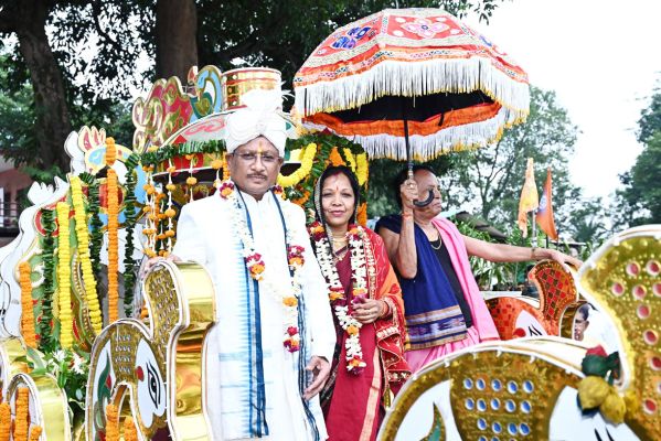 महाप्रभु जगन्नाथ की निकली रथयात्रा, सीएम ने निभाई गजपति महाराजा की भूमिका