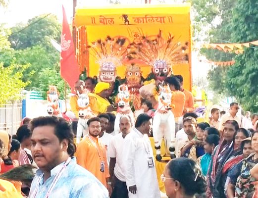 रथ खींचने श्रद्धालुओं में होड़ मची