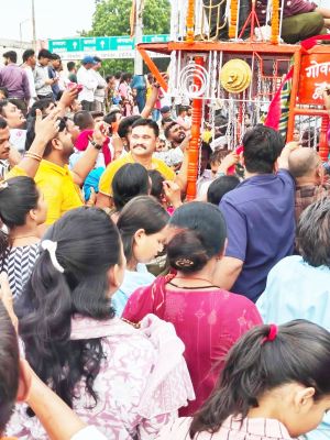 हर्षोल्लास से निकली रथयात्रा, उमड़े भक्त