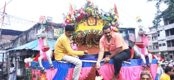 भक्तों को दर्शन देने मंदिर के गर्भगृह से निकले महाप्रभु जगन्नाथ
