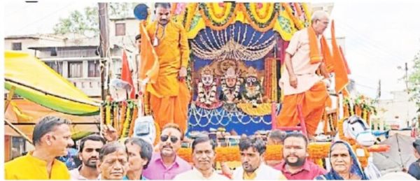 भगवान जगन्नाथ की रथयात्रा निकली