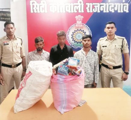 किराना दुकान में चोरी, तीन आरोपी गिरफ्तार