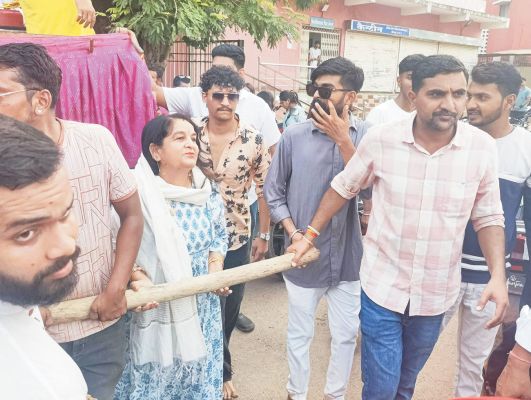 कुलपति ने भगवान जगन्नाथ की पूजा-अर्चना कर रथ खींची