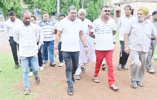 आयुक्त ने उद्यान रखरखाव करने एजेंसी को नोटिस देने के निर्देश
