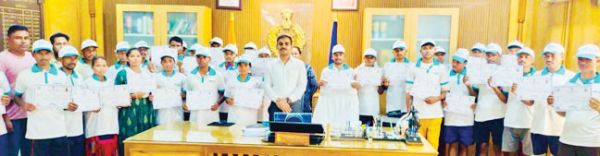 आत्मसमर्पित नक्सलियों को राज मिस्त्री का प्रशिक्षण, एसपी ने दिया प्रमाण पत्र