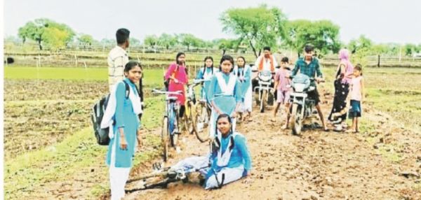 पाइपलाइन बिछाने खोदी सडक़ बारिश में बनी आफत, आवाजाही में दिक्कत