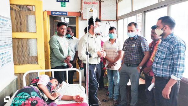 डायरिया प्रभावितों का जायजा लेने कलेक्टर पहुंचे सीएचसी पलारी