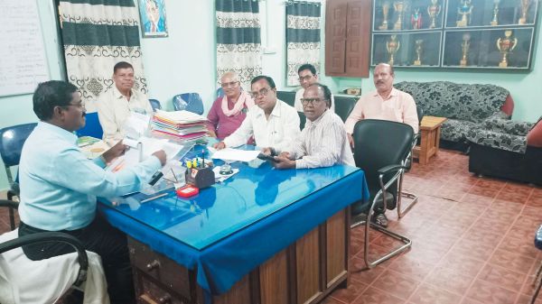 युक्तियुक्तकरण की विसंगति पर शिक्षक संघ ने की डीईओ से भेंट