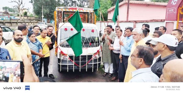  हरी झंडी दिखा स्वर्गरथ का लोकार्पण एटक की सामाजिक पहल