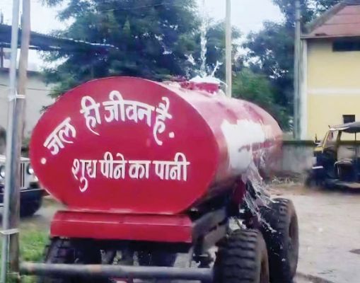 रोजाना हजारों लीटर शुद्ध पेयजल बह रहा व्यर्थ, लोगों में रोष