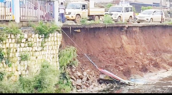  तालाब किनारे की लोहे की रेलिंग पहली बारिश में ढही, हादसे का खतरा