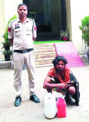 दो अलग-अलग जगहों से 26 लीटर कच्ची महुआ शराब जब्त, दो गिरफ्तार
