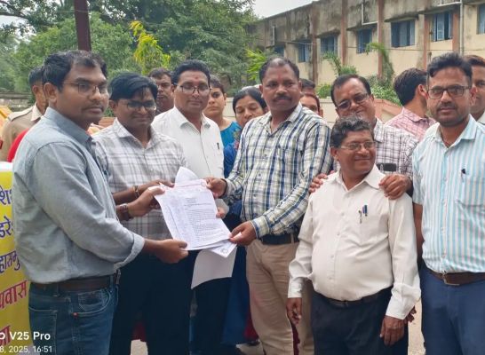 युक्तियुक्तकरण में भेदभाव का आरोप, शिक्षक फेडरेशन का प्रदर्शन