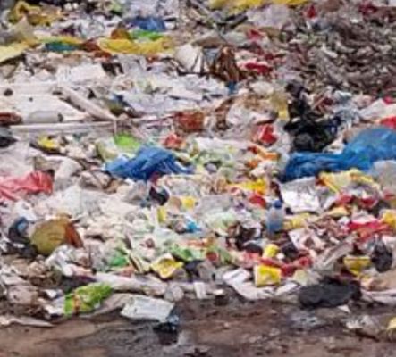 सागरपाली उप स्वास्थ्य केन्द्र में खुले  में फेंके जा रहे दवाओं के अवशेष,  एक ही परिसर में स्थित हैं आंगनबाड़ी