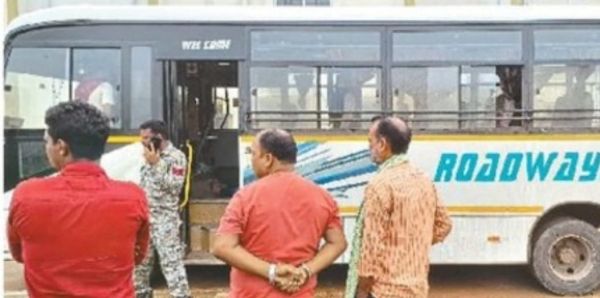 ड्राइवर ने बस में ही लगाई फांसी