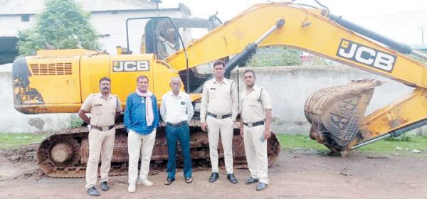 अवैध रेत उत्खनन, एक चेन माउंटेड मशीन सहित 7 हाईवा जब्त