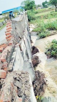 पुलिया का एक हिस्सा टूटा, आवाजाही प्रभावित