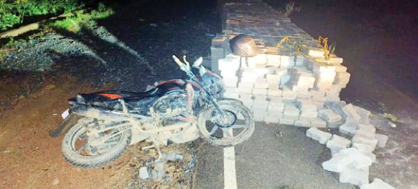 सडक़ पेवरब्लॉक कार्य महीनों से बंद,  बीच सडक़ पर निर्माण सामग्री