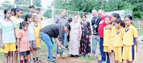 कोच के जन्मदिन को यादगार बनाने बास्केटबॉल के खिलाडिय़ों ने किया पौधारोपण
