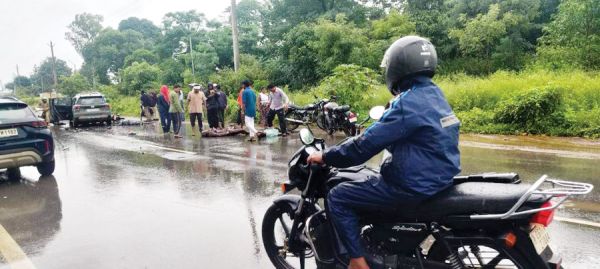 कार की चपेट में बाइक सवार 3 घायल