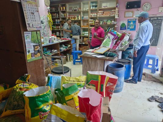 छापा मारकर खाद-बीज दुकानों को नोटिस, लाइसेंस रद्द करने की चेतावनी