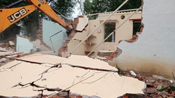 नगर निगम की जमीन पर बने 33 अवैध मकान तोड़े