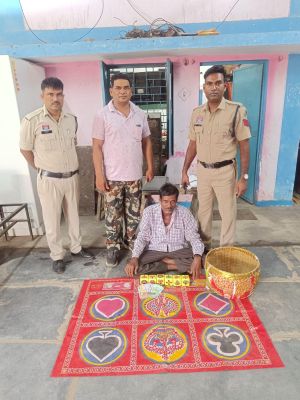 खुडख़ुडिय़ा जुआ खेलते दो गिरफ्तार  अवैध महुआ शराब जब्त 