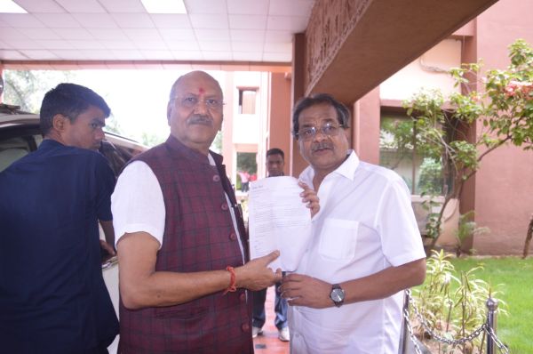 राजिम में आरक्षण केन्द्र पुन: शुरू करने गोयल ने सांसद बृजमोहन को सौंपा ज्ञापन
