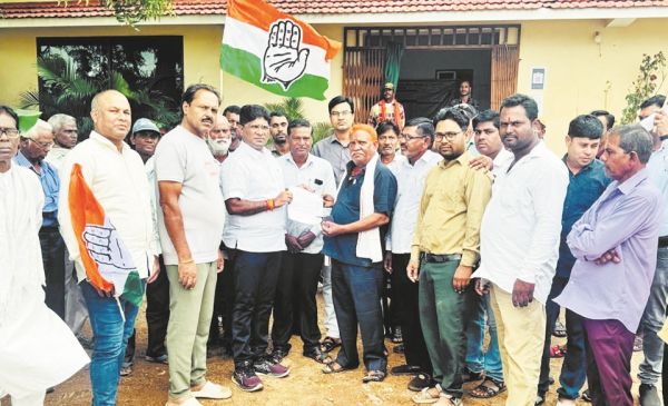 खाद-बीज नहीं, कांग्रेस का सोसाइटियों में प्रदर्शन  