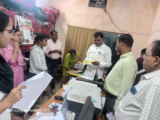 महापौर ने किया कार्यालय का निरीक्षण, समय पर उपस्थित होने दिए निर्देश