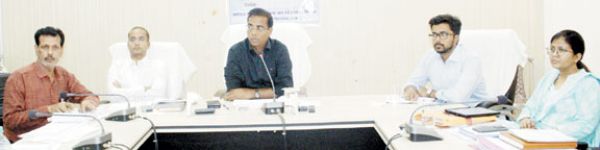 धीमी गति से काम, 18 ठेकेदारों को नोटिस