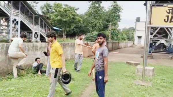 ओवर टाइम करने से मना करने पर मजदूरों को दौड़ा-दौड़ा कर पीटा, वीडियो फैला