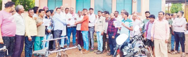 नगपुरा सोसाइटी में खाद बीज संकट, किसानों संग कांग्रेसियों ने धरना देकर सौंपा ज्ञापन