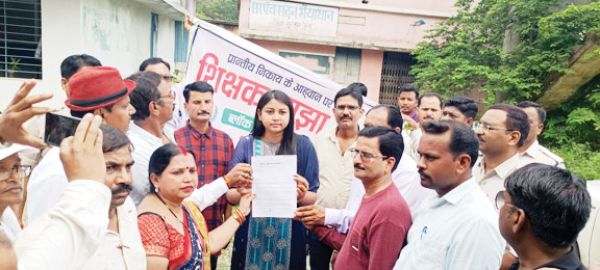  शिक्षक साझा मंच ने सौंपा ज्ञापन