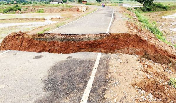भारी बारिश से सडक़ बही
