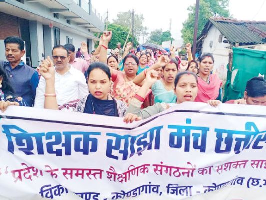  शिक्षकों ने रैली निकाल सीएम के नाम सौंपा ज्ञापन