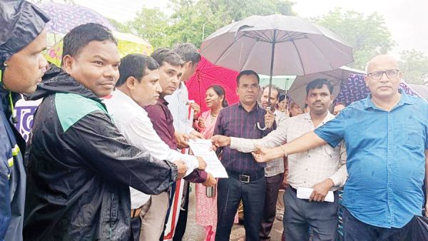 बारिश के बीच शिक्षकों ने रैली निकाल सीएम के नाम सौंपा ज्ञापन