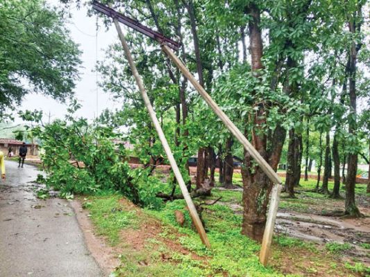 रूक-रूक लगातार बारिश, बिजली तार गिरे