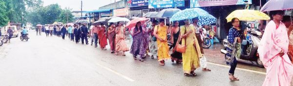 बारिश में भीगते रहे, पर नहीं डिगे, छाता-रेनकोट लेकर सडक़ों पर उतरे शिक्षक