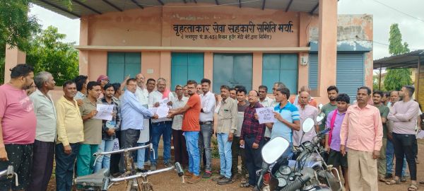 नगपुरा सोसाइटी में खाद बीज संकट, किसानों संग कांग्रेसियों ने धरना देकर सौंपा ज्ञापन