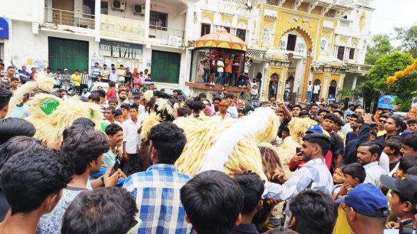 शहर में दिखने लगी मन्नती  शेरों की चहल-कदमी