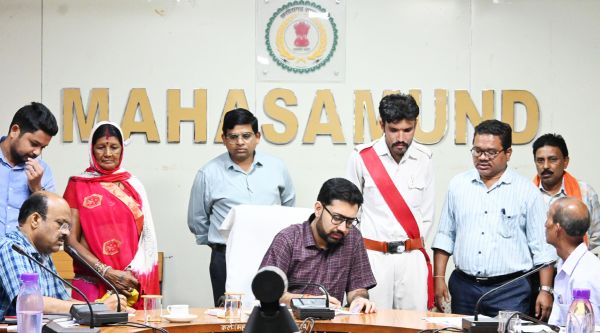 जनभागीदारी से पीएम आवासों में सोख्ता गड्ढा बनाएं-कलेक्टर
