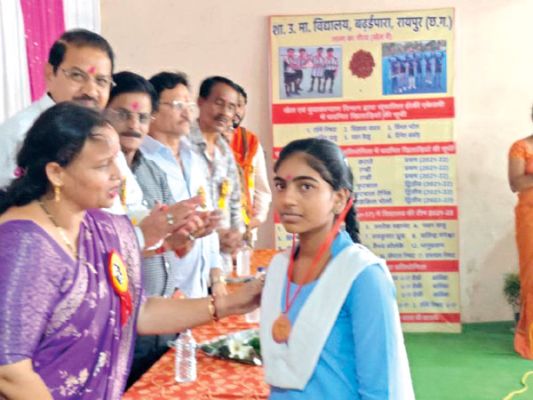 बढ़ई पारा स्कूल में प्रवेश उत्सव मना, मेघावी बच्चों-पालकों का सम्मान