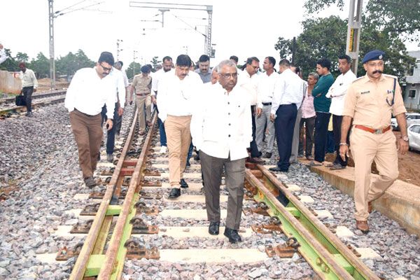 रेल्वे जीएम ने रायपुर-अभनपुर-राजिम लाइन का निरीक्षण किया
