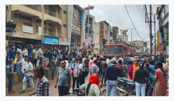 इलेक्ट्रॉनिक दुकान में लगी आग