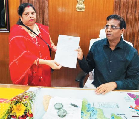 पेन्ड्रावन से बालपुर मार्ग की मरम्मत की मांग जिपं सदस्य ने सौंपा ज्ञापन