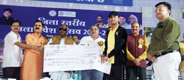 नव प्रवेशी बच्चों को तिलक लगा और मिठाई खिलाकर शाला प्रवेश