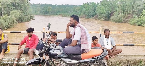 नदी पार करते बहा ग्रामीण, दूसरे दिन भी तलाश